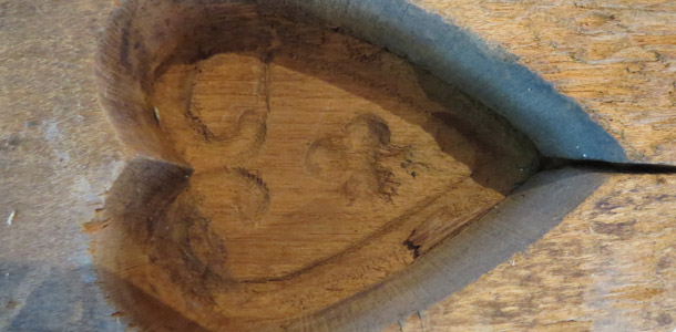 Ce moule à sucre en cœur datant du début du 20e siècle est l’une des 250 pièces de l’exposition intitulée L’histoire de l’acériculture et des sucriers de Bellechasse. Crédit photo : Maison de la culture de Bellechasse