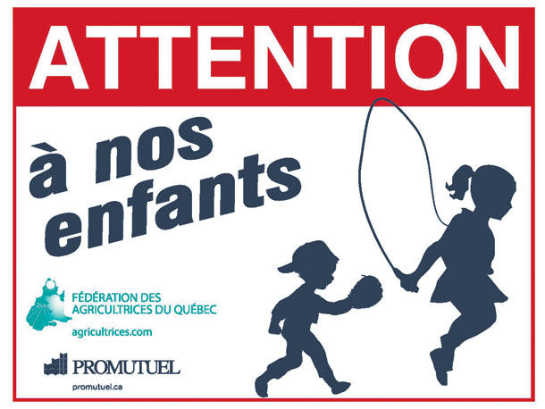L’instigatrice de l’utilisation de la pancarte Attention à nos enfants à la ferme, Carmen Ducharme, indique avoir voulu, en 2001, sensibiliser les conducteurs qui s’engagent dans les chemins de fermes aux réalités familiales de ces dernières. Crédit photo : Gracieuseté des Agricultrices du Québec