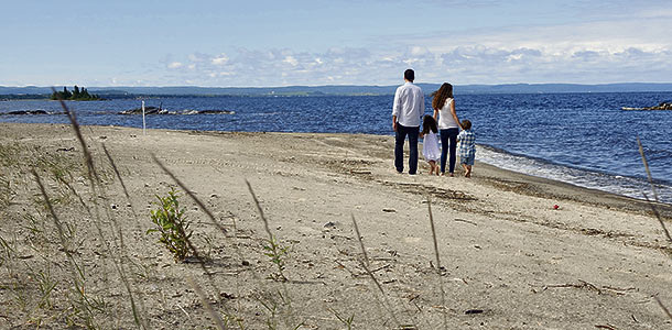 Une partie du terrain est située sur une presqu’île où l’on retrouve une plage privée et le bateau de la famille. Crédit photo: Gracieuseté