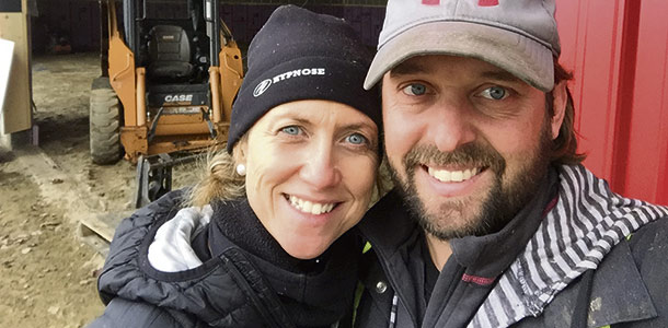 Patricia Morissette, Joé St-Pierre et leurs quatre enfants vivent présentement en ville, mais caressent le rêve de s’établir à la campagne. Ils pourront vraisemblablement le faire grâce au nouveau projet d’implantation voté par les 11 maires de la MRC de L’Érable. Ils sont en pleine construction d’un garage à machinerie sur leur terre de 193 acres. La résidence suivra si leur projet est autorisé. Crédit photo: Famille St-Pierre