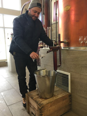 Éric Lafrance crée son alcool à partir des pommes de son verger. Cette base lui permet ensuite de produire un gin 100 % Québec. Crédit photo : Domaine Lafrance