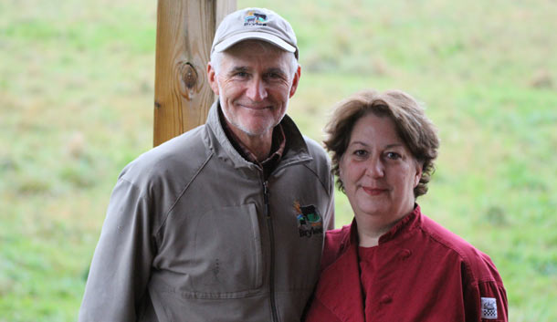 Brian Maloney, qui s’occupe des pâturages, à côté de son épouse, Lise Villeneuve, qui transforme les viandes de la ferme dans les cuisines.  Crédit photo : Thierry Larivière/TCN