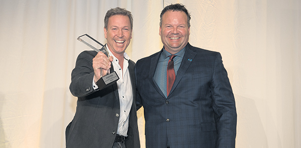 La série On est les meilleurs de Ricardo Média a été primée lors du Gala Dux. L’animateur de 52 courtes vidéos consacrées chacune à un aliment sain, local et canadien pose aux côtés du président des Éleveurs de porcs du Québec, David Duval. Pour visionner les capsules de trois minutes : bit.ly/Onestlesmeilleurs . Crédit photo : Programme DUX
