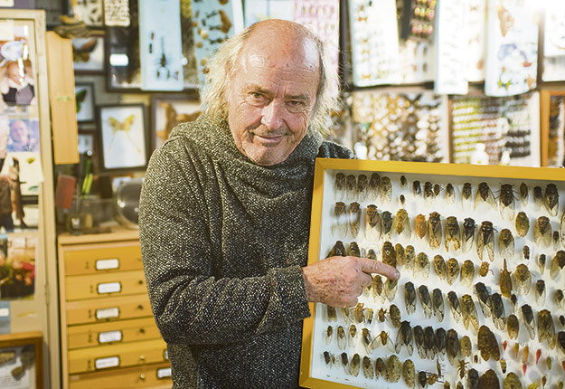 Georges Brossard, entomologiste et fils de producteur agricole, croit que des étables abandonnées pourraient servir à l’élevage d’insectes. Crédit photo: Martin Ménard/TCN
