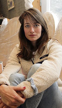 Dans son atelier de peinture, Geneviève Boivin-Roussy est en train de préparer 12 toiles mettant en vedette des femmes ayant marqué l’histoire. Crédit photo : Pierre-Yvon Bégin/TCN