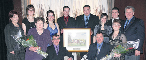 La famille Boutin en 2010 : Martin et Renaud portaient la moustache et Maxime tient le cadre de sa main droite. Crédit photo: Gracieuseté de la famille Boutin