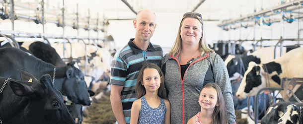 Les propriétaires de la Ferme Barjo, Dominique Bard et Amélie Tremblay, en compagnie de leurs enfants. Crédit photo : MAPAQ