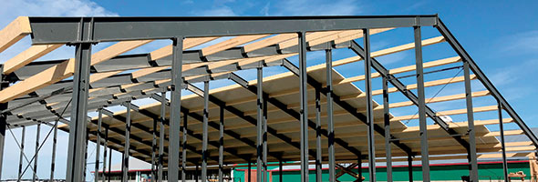 Ferme Irma, Saint-Albert-de-Warwick, Centre-du-Québec - Bâtiment de 105 pi x 160 pi en stabulation libre pour la production laitière composé d’une structure hybride (acier-bois).
