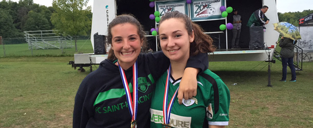 Mathilde et Mérédith Lavallée pratiquent le soccer de compétition. Crédit photo : Gracieuseté de Maryse Labbé
