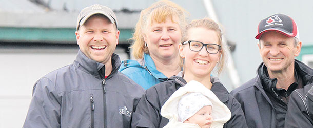 Dany Chabot, Claire Ouellet, Marie-Ève Lehoux, Germain Lehoux et bébé Benoit Chabot. Crédit photo : Archives TCN