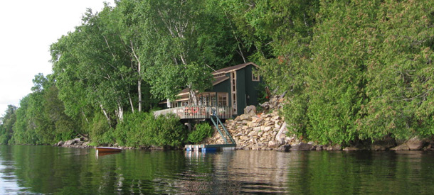 Le chalet de Monique Proulx s’accroche au pied d’une falaise. Crédit photo : Gracieuseté de Monique Proulx