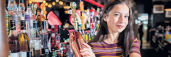 Seule barmaid de la compétition, Julie Lacasse est sommelière de formation et travaille à Québec chez Rioux et Pettigrew.