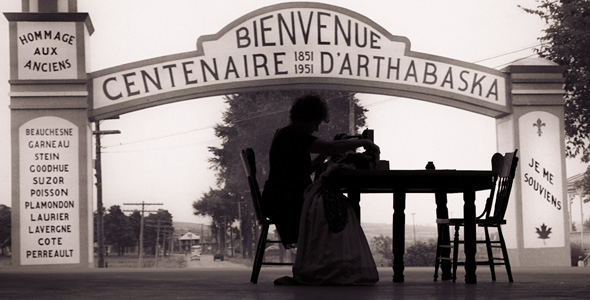 Des ombres chinoises mettent en scène le personnage de la mère du documentariste, Antoinette Vézina. Crédit photo : Gracieuseté des Films du Rapide-Blanc