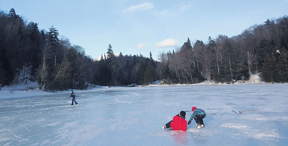 L’hiver, le lac gelé permet à Édith et ses enfants de chausser leurs patins pour vivre des moments magiques en famille.