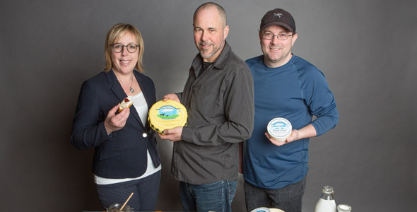 Renée Landry, Dominique et Jean-Philip Arseneau constituent la relève de la Fromagerie du Pied-De-Vent. Crédit photo : Gracieuseté Fromagerie du Pied-De-Vent