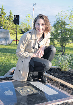 La comédienne Ève Landry fait partie du club sélect des personnalités pascaloises qui ont leur main moulée dans le béton sur le trottoir des célébrités du parc Ernest-Ouellet. Photo gracieuseté d'Ève Landry.