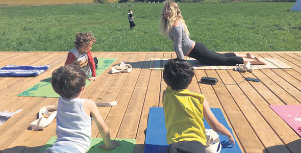Marie-Ève Monfils donne des cours de yoga en plein champ à la ferme Ô Saine Terre. Courtoisie de Biophile Yoga