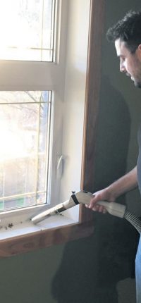 La balayeuse est constamment sollicitée autour des fenêtres chez Raphael Morissette.