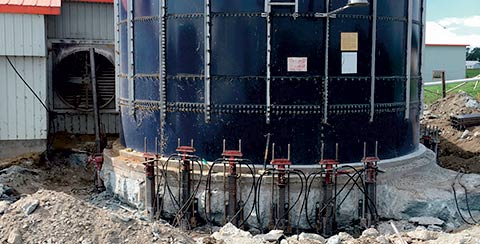 Les pieux de fondation permettent la diffusion de la charge du silo de manière verticale.