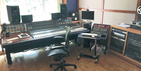 Depuis 1996, Claire Pelletier a produit en compagnie de son conjoint Pierre Duchesne huit albums solos, dont certains dans leur studio Ouïe-Dire. Crédit photo : Gracieuseté de Claire Pelletier