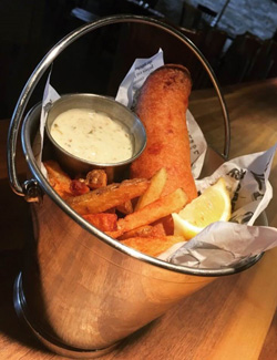 Le fish and chips fait partie des plats servis en l’honneur du G7 au Resto pub Belles et Bum, à La Malbaie.
