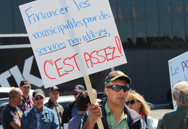Les manifestants portaient des pancartes qui proclamaient « C’est assez », « Stoppez l’hémorragie » ou « Prenez pas notre vote pour acquis ». Crédit photos : Thierry Larivière / TCN