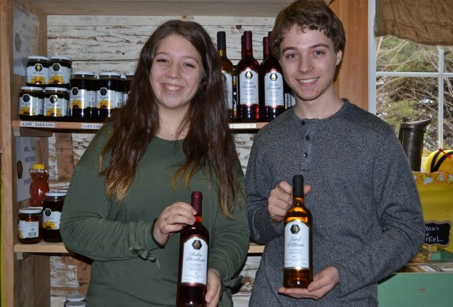 William et Élizabeth ont chacun un vin de miel qui porte leur nom. Crédit photo : Marie-Pascale Fortier