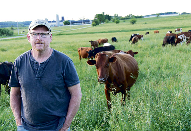 Bert Paris est un fier producteur de lait depuis 35 ans. Crédit photo : Julie Mercier/TCN