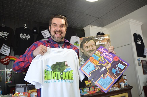 Si vous passez par Sainte-Anne-de-la-Pérade cet été, un arrêt à la Boutique MC Gilles s’impose pour découvrir ses albums mythiques et autres objets souvenirs « inoubliables ». Crédit photo : Bernard Lepage