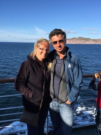 Chaque année, le Madelinot rentre au bercail. Le voici sur le traversier qui le ramène aux Îles-de-la-Madeleine en compagnie de son épouse, la flûtiste Nadia Labrie. Photo : Gracieuseté de Jeannot Painchaud