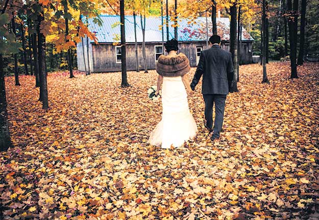 Que ce soit à la ferme, dans un vignoble ou encore dans une grange, les Québécois délaissent de plus en plus les mariages conventionnels pour opter pour un type de célébration plus personnalisé. Crédit photo : La Chérie Photographie