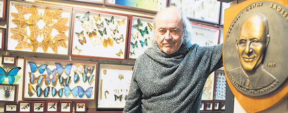 Georges Brossard pose à côté de son père, Georges-Henri, qui a fondé la Ville de Brossard.