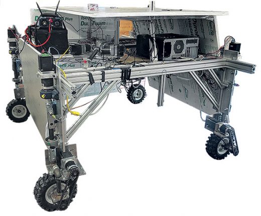 Une PME de Nouvelle-Écosse met au point le prototype d’un robot désherbeur capable de différencier, à l’aide de caméras, les mauvaises herbes annuelles des vivaces. Le robot pulvérisera les vivaces et arrachera les annuelles, qui développent une résistance aux herbicides plus rapidement. Il pourra également fertiliser les cultures au besoin. Crédit photo : Nexus Robotics