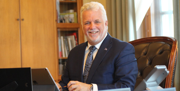 Philippe Couillard en entrevue à La Terre dans son bureau de l’édifice Honoré-Mercier à Québec le 14 août.