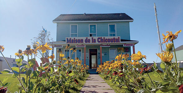 Bruno Duguay a mis sur pied la Maison de la Chicoutai. Il mange des mets préparés avec ce petit fruit du « plus loin qu’il se souvienne ». Crédit photo : Gracieuseté de la Maison de la Chicoutai