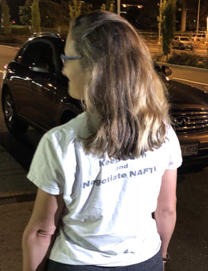 La ministre Chrystia Freeland est arrivée à Washington vêtue d’un chandail portant la mention « Restons calmes et négocions l’ALENA ». Il s’agit d’un cadeau de ses enfants, a-t-elle expliqué. Crédit photo : Richard Madan