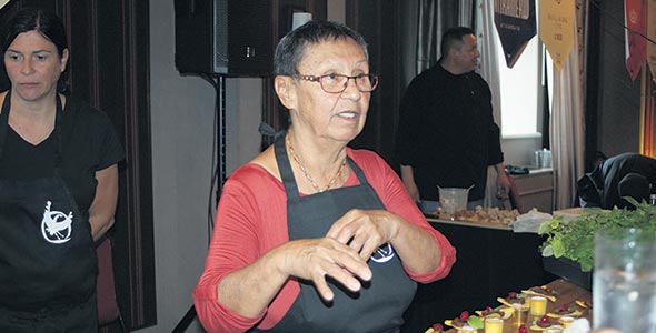 La représentante de la nation algonquine Cécile Rankin a concocté avec la chef Marie-Chantal Lepage, du restaurant du Musée national des beaux-arts du Québec, des bouchées de cerf aux épices boréales, à la gelée de bleuets, aux canneberges et aux feuilles de menthe servies sur une croustille de maïs et accompagnées d’une gorgée de bière Kwe, de la Microbrasserie Archibald.