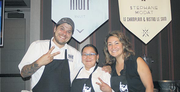 Stéphane Modat, chef du restaurant Le Champlain et du Bistro Le Sam au Fairmount Le Château Frontenac, en compagnie de Masta Tuckatuck et de sa fille, fières représentantes inuites.