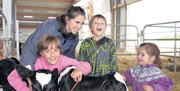 La nouvelle étable plaît aussi aux enfants de Katie Rouillard, qui auront bientôt leur propre balcon pour s’amuser. Crédit photo : Émélie Rivard-Boudreau