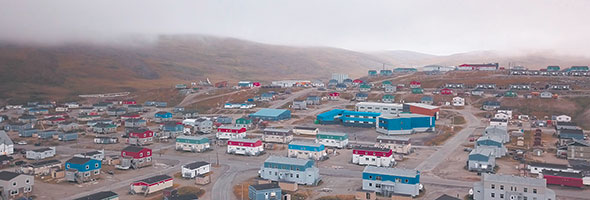 Chaque visite à Salluit, le village inuit de son enfance, lui fait l’effet d’un énorme câlin.