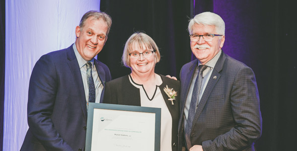 Le 1er vice-président de l’Union des producteurs agricoles, Martin Caron, a remis le Prix agronome engagé dans sa communauté à Muriel Dubois.
