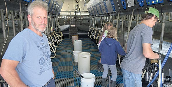 Les trois enfants Leduc sont déjà impliqués avec leur père dans les travaux de la ferme.