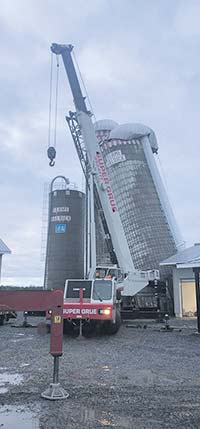 L’entreprise Marobi, spécialisée en construction et en excavation, a été appelée en renfort pour procéder à la démolition du silo.
