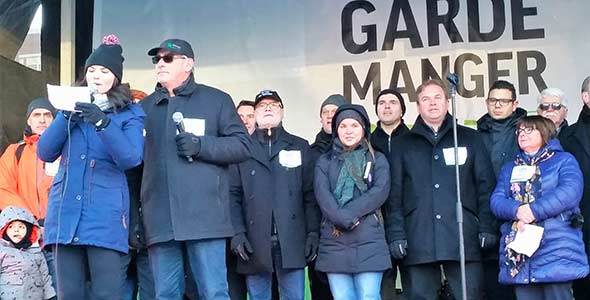 Les marcheurs ont terminé leur parcours à la Place des festivals. La chanteuse Marie-Ève Janvier s’est adressée à la foule, au côté du président de l’UPA, Marcel Groleau.