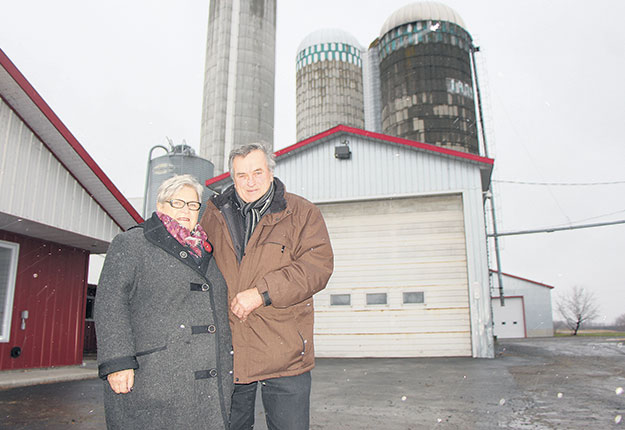 Suzanne et Adrien André croient qu’il faudrait obliger les producteurs à s’équiper au minimum d’un détecteur de gaz. Crédit photo : Josianne Desjardins/TCN
