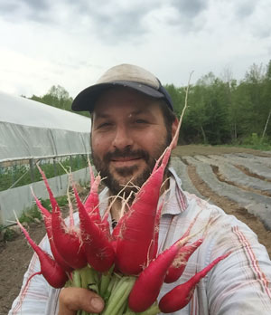 Jean-François Dritscher cultive ses légumes près de Mont-Tremblant et en livre une partie au Nunavut. Crédit photo : Les Jardins Vertige