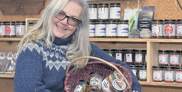Danielle Ricard, des Champignons Charlevoix, réalise plus de ventes en ligne grâce à la visibilité de ses produits dans les marchés de Noël. Crédit photo : Gracieuseté de Champignons Charlevoix