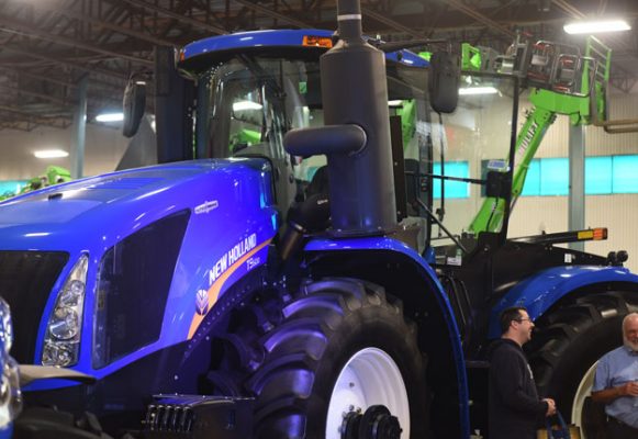 Fidèle à son habitude, New Holland a vu grand en installant à son kiosque le T 9, un véritable mastodonte qui est maintenant équipée de la transmission Auto Command, une transmission CVT.