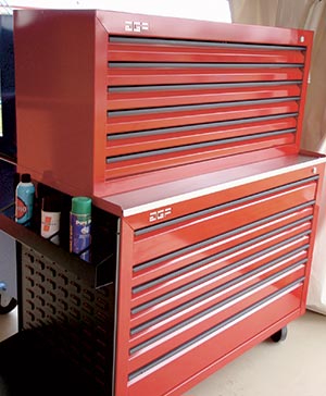 Cabinet à outils d’AGF Brome, avec un panneau latéral à onglets fort pratique.