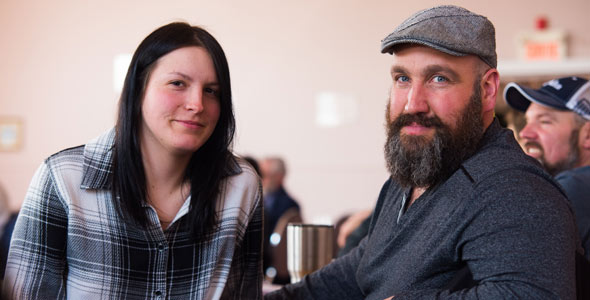 « Le temps des mises bas commence, mais tout est incertain pour la mise en marché. On espère savoir à qui vendre notre lait et combien de temps ils le prendront. On songe à le vendre au Vermont, à une compagnie stable dans un marché stable. » – Clément Caouette et Amélie Lapierre, Montérégie